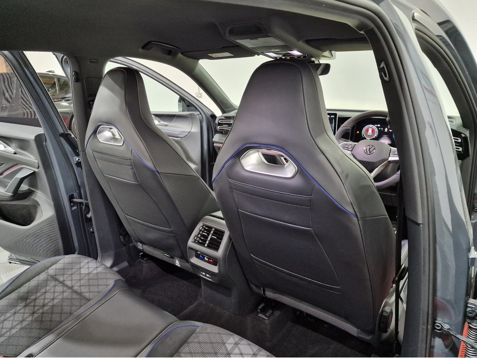 2025 Volkswagen Tiguan 1.5TSi PHEV R-LINE AUTOMATIC **ONE OWNER / NEW MODEL / APPLE CARPLAY / ADAPTIVE CRUISE CONTROL / BLIND SPOT ASSIST / HEATED & MASSAGE FRONT SEATS / HEATED STEERING WHEEL / WIRELESS PHONE CHARGING** €50,900