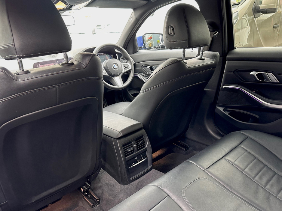 2021 BMW 3 Series - image 13