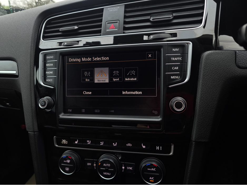 2016 Volkswagen Golf LEATHER TAN LEATHER SEATS 1.4 TSI HEATED ELECTRIC SEATS - NAVIGATION * REVERSING CAMERA * SIMI DEALER - €15,950