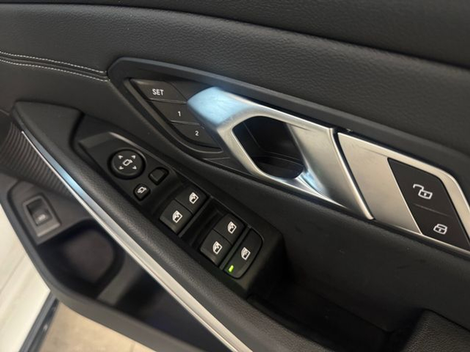 2020 BMW 3 Series - image 12