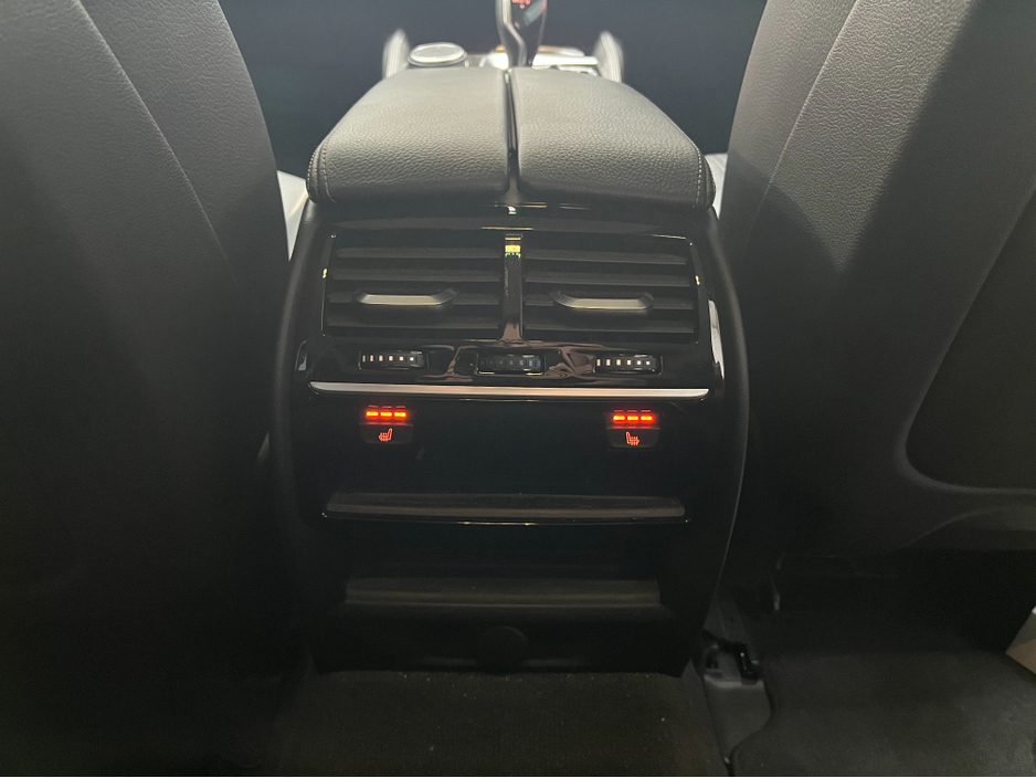 2019 BMW 5 Series - image 17