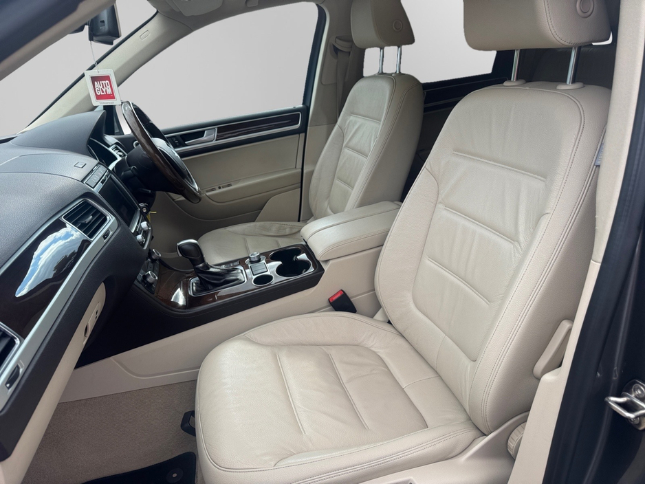 2016 Volkswagen Touareg - image 10