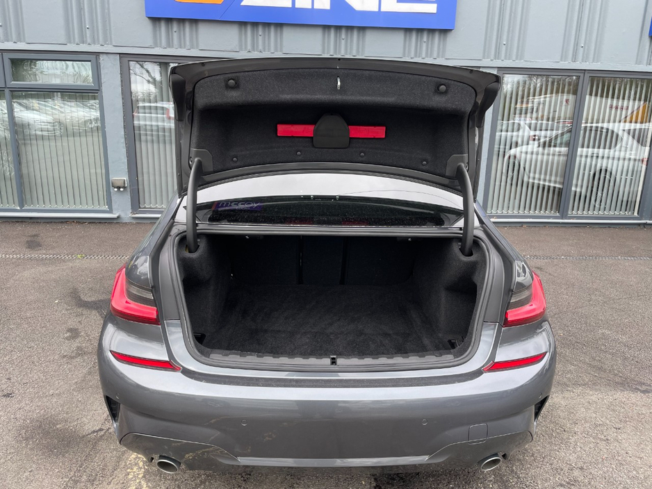 2020 BMW 3 Series - image 5