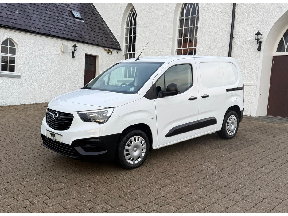 2022 Opel Combo - image 2
