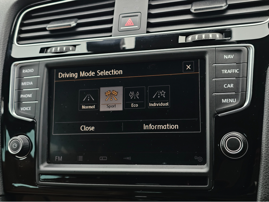 2014 Volkswagen Golf - image 18