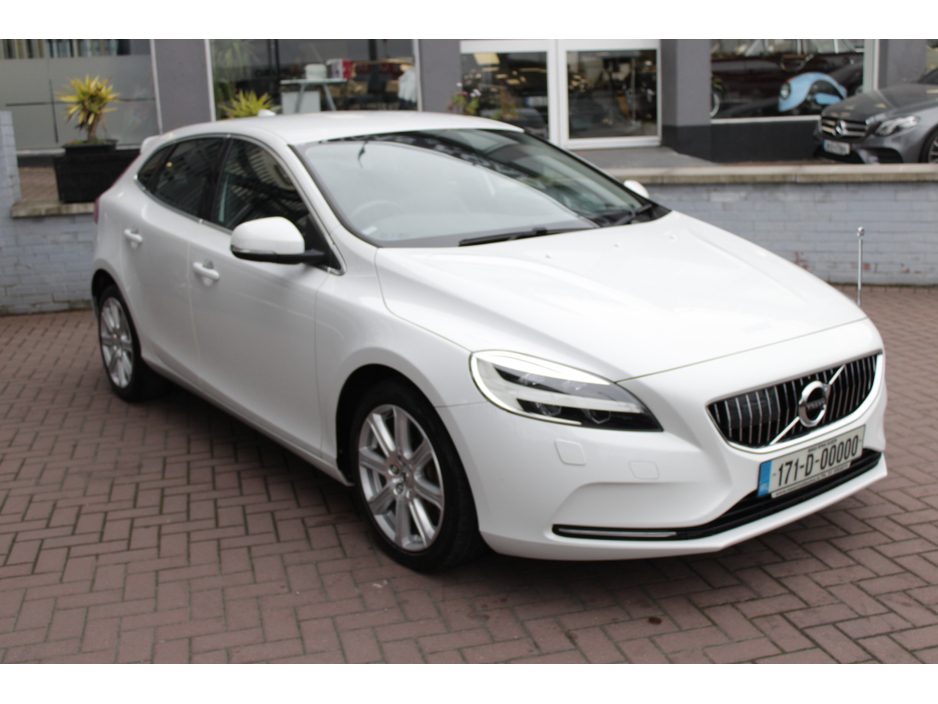 2017 Volvo V40 - image 2