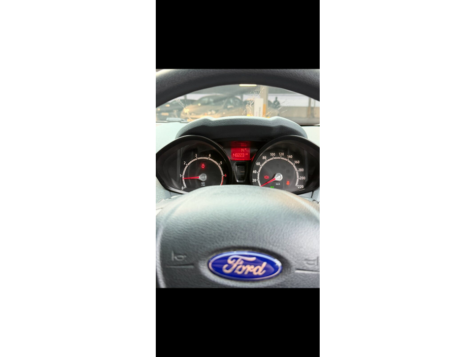 2011 Ford Fiesta - image 10