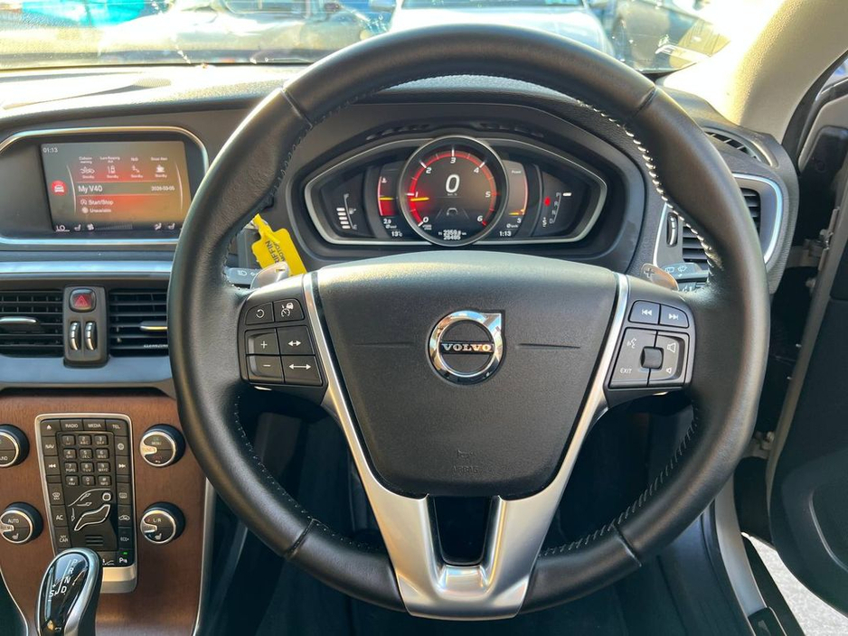 2019 Volvo V40 - image 5