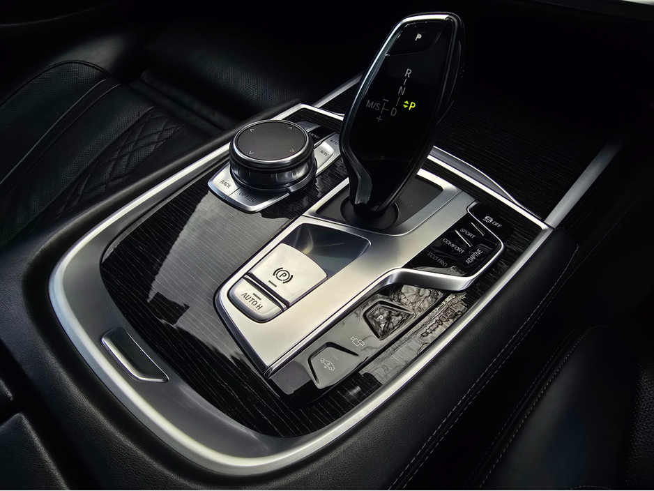 2018 BMW 7 Series - image 16