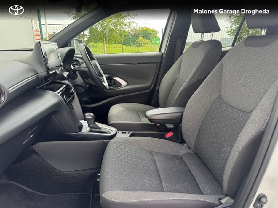 2023 Toyota Yaris Cross - image 6