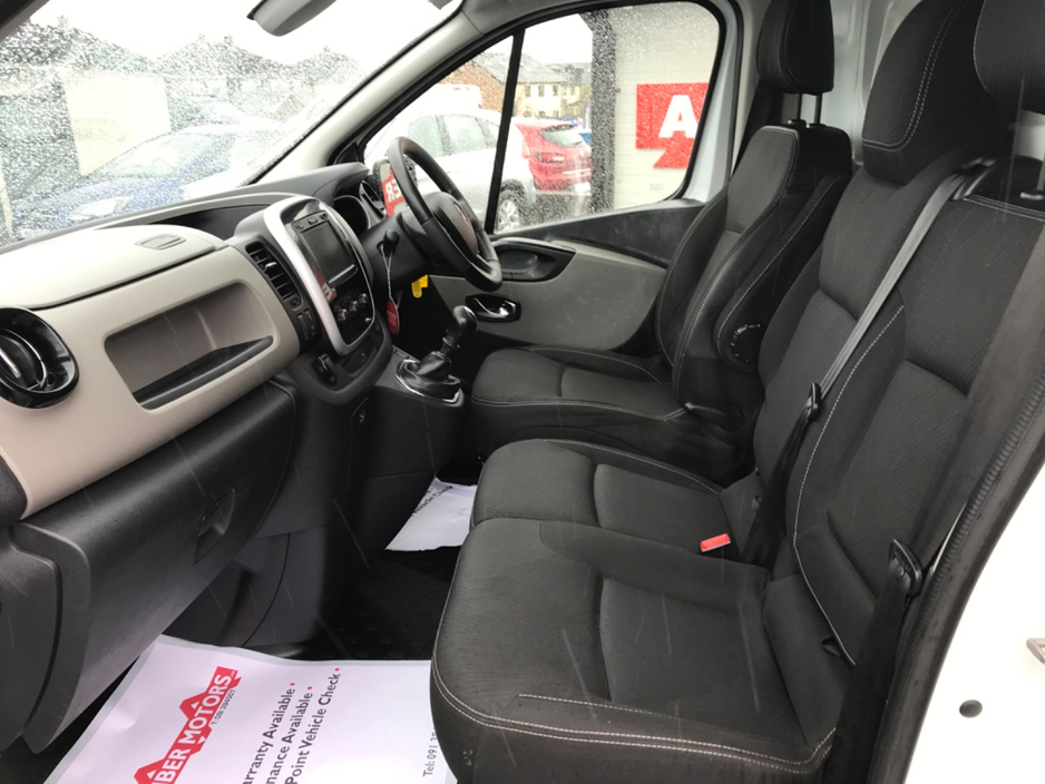 2019 Renault Trafic - image 13