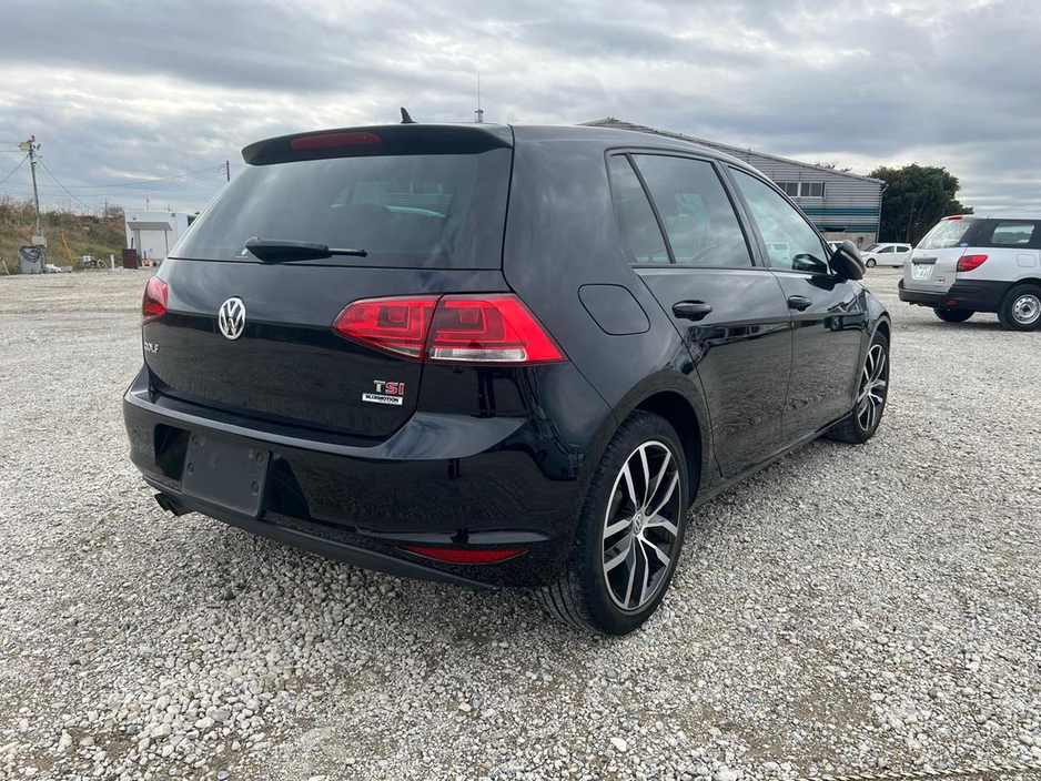 2017 Volkswagen Golf - image 4