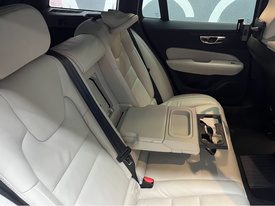 2021 Volvo V60 - image 16