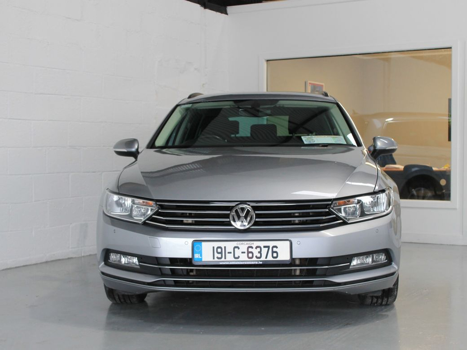 2019 Volkswagen Passat - image 2