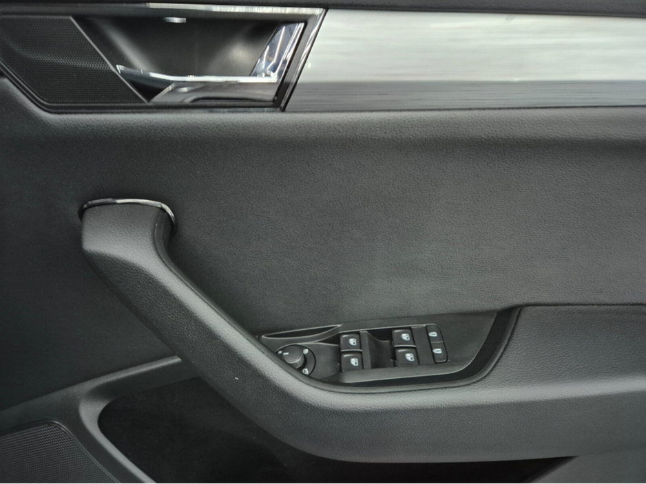 2020 Skoda Superb - image 17