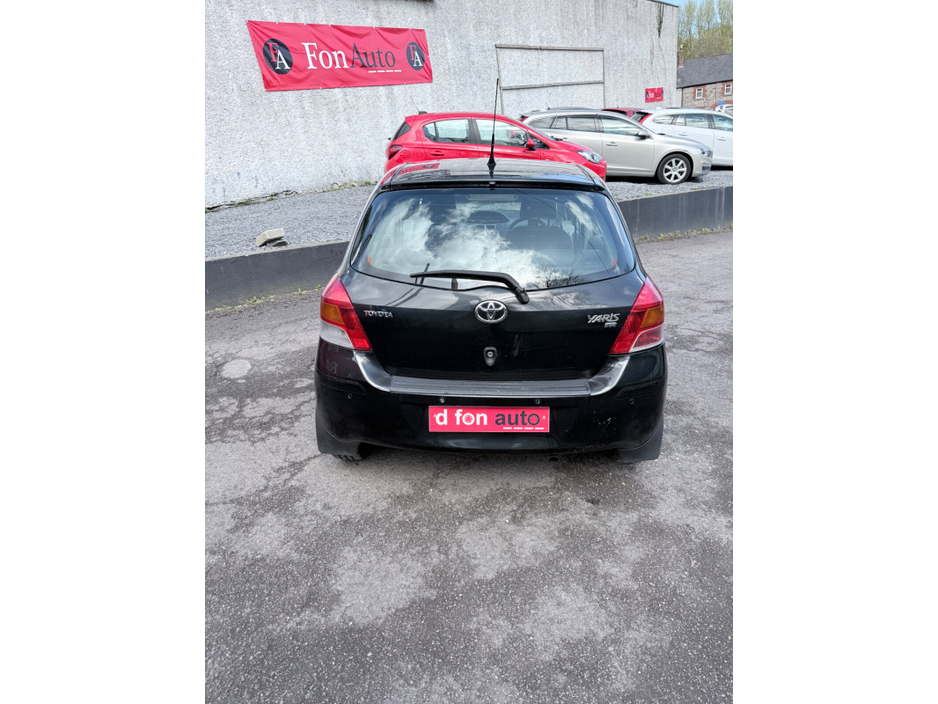 2009 Toyota Yaris - image 10