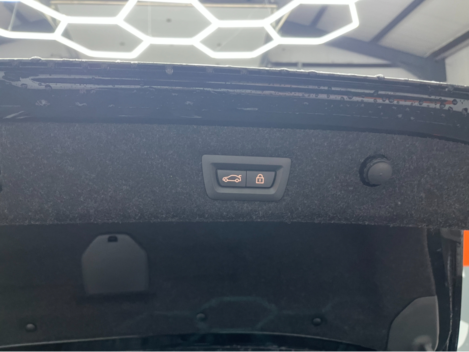 2020 BMW 5 Series - image 7