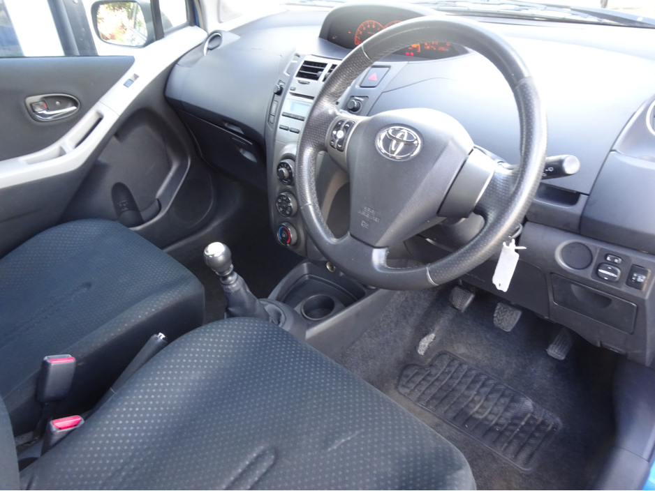 2010 Toyota Yaris - image 20