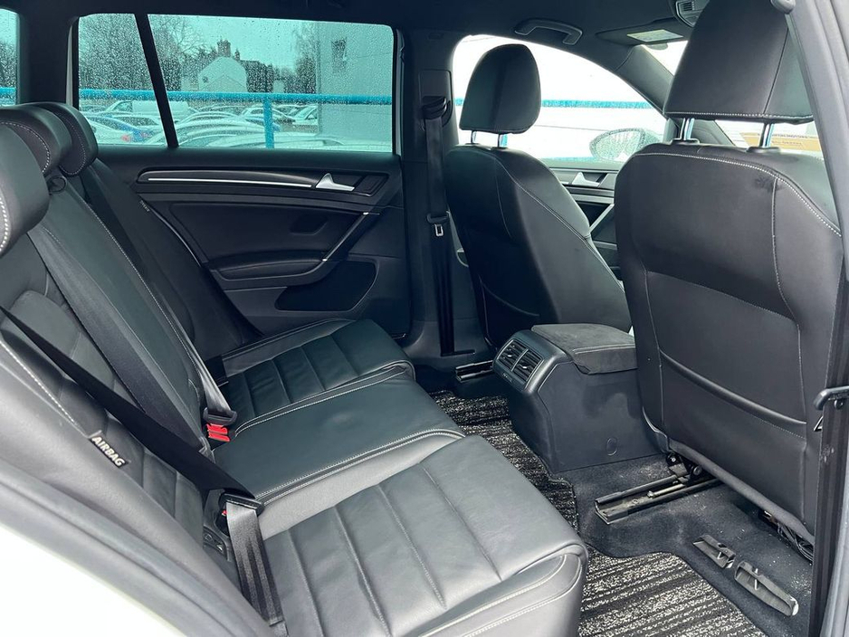 2017 Volkswagen Golf R VARIANT 4MOTION 2.0 TSI // APPLE CARPLAY/ANDROID AUTO // 18" CADIZ ALLOYS // LEATHER SPORT SEATS €26,900