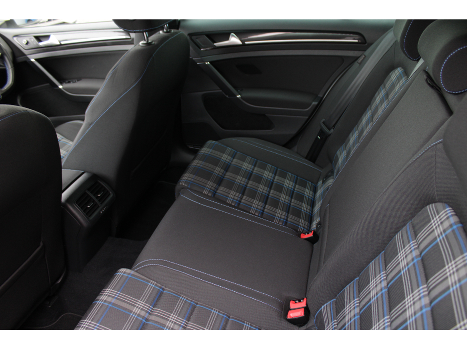 2016 Volkswagen Golf - image 21