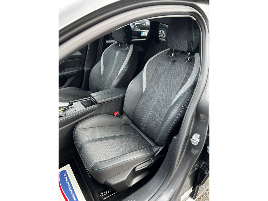 2023 Peugeot 308 - image 13