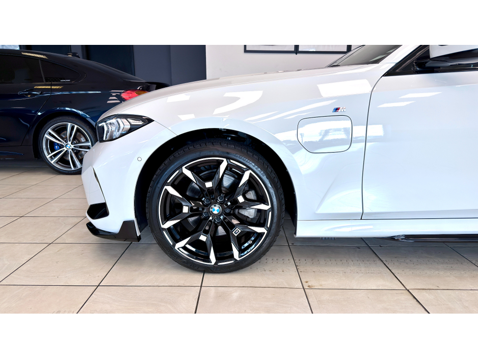 2025 BMW 3 Series - image 4