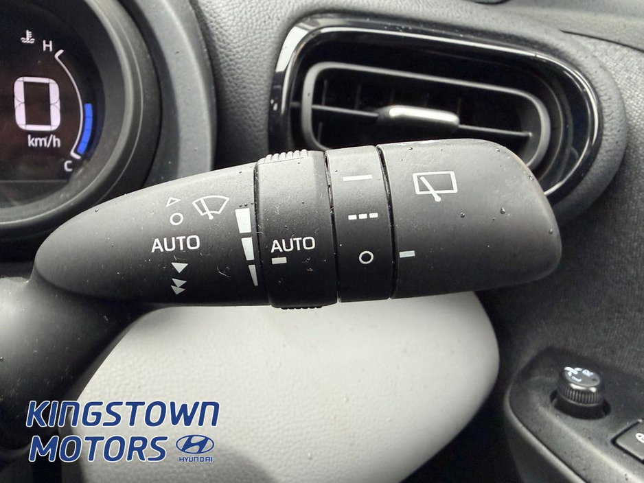 2022 Toyota Yaris - image 14