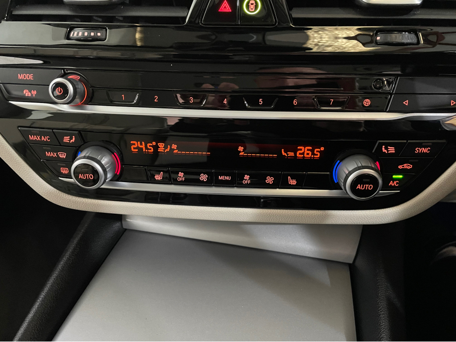 2021 BMW 5 Series - image 24