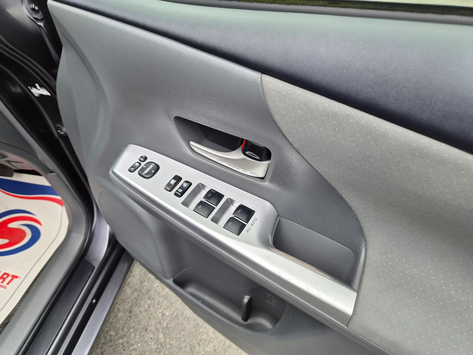2012 Toyota Prius - image 14