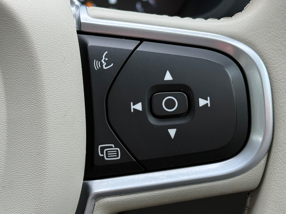 2021 Volvo XC60 - image 28