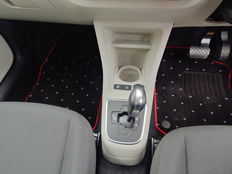 2018 Volkswagen up! - image 11