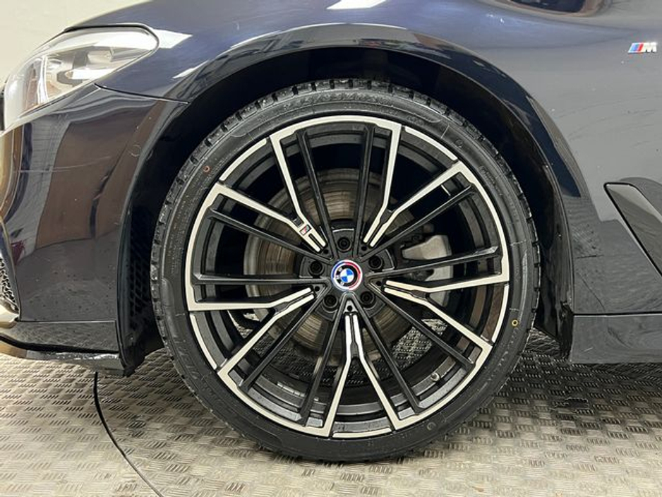 2019 BMW 5 Series - image 17