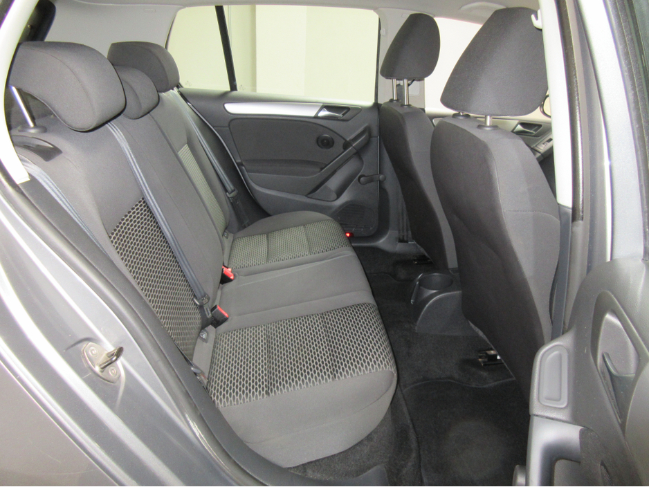 2010 Volkswagen Golf - image 14