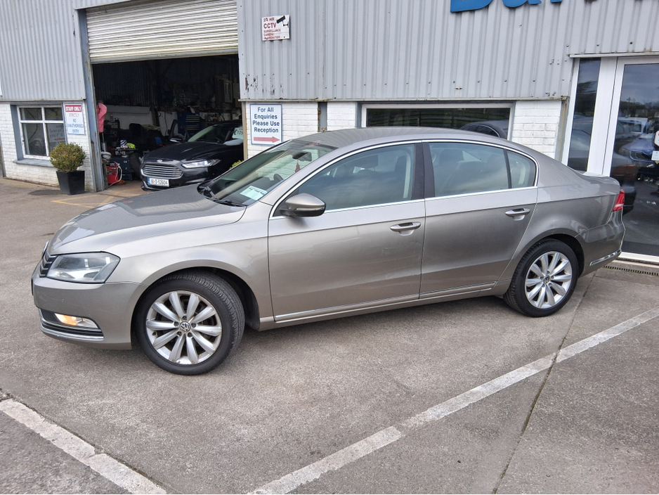 2013 Volkswagen Passat - image 3