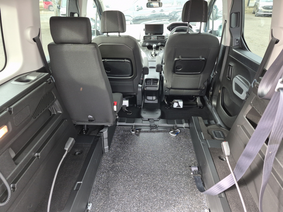 2024 Peugeot Rifter - image 15