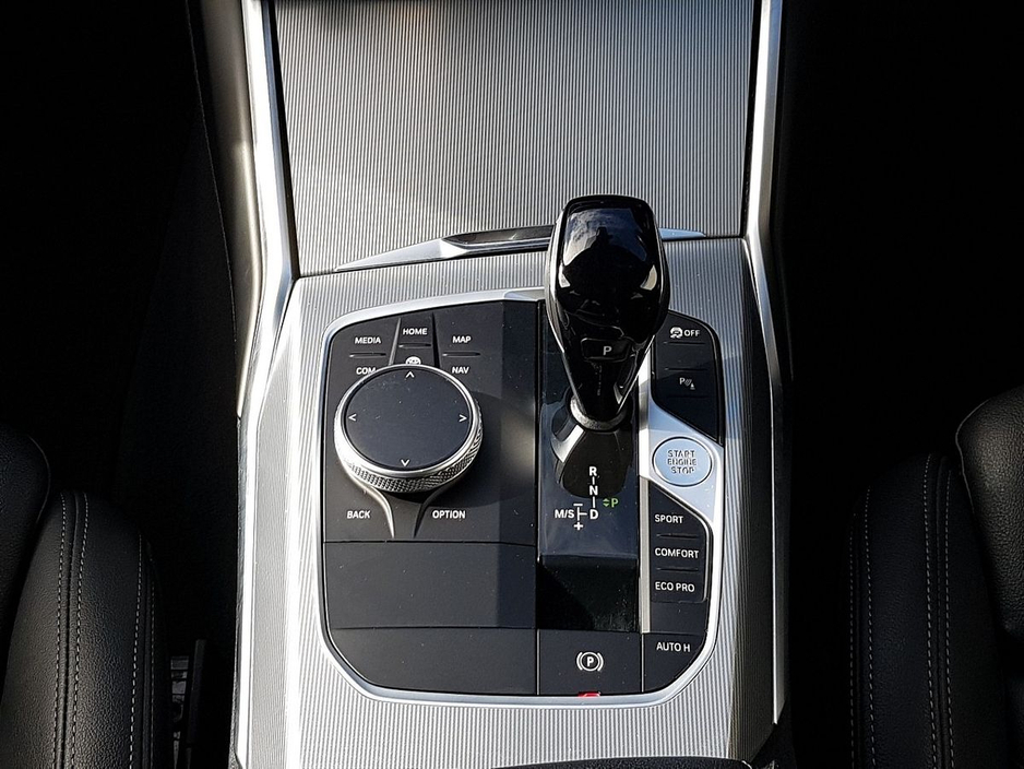 2022 BMW 3 Series - image 10