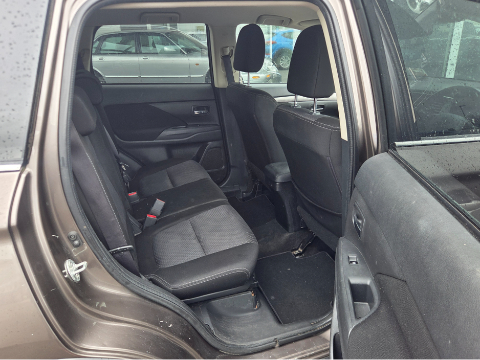 2016 Mitsubishi Outlander - image 7