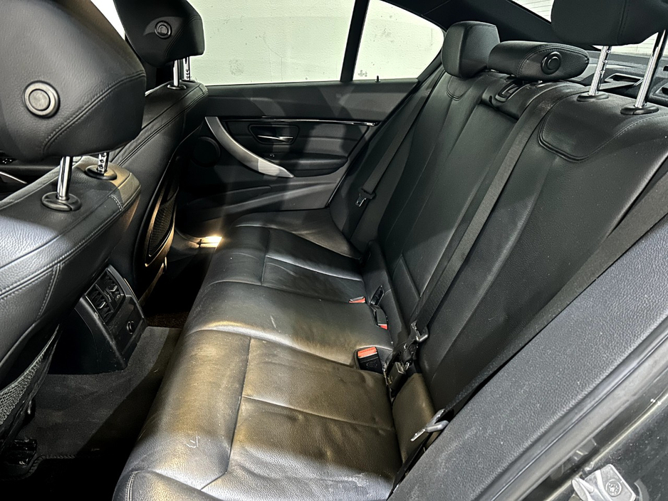 2017 BMW 3 Series - image 9