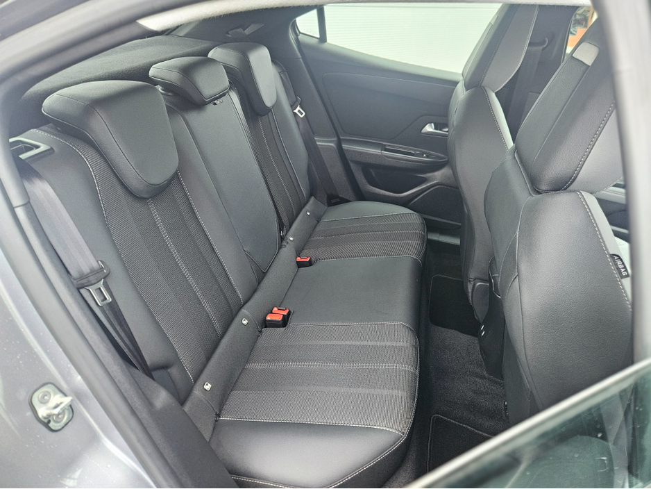 2022 Opel Mokka - image 9