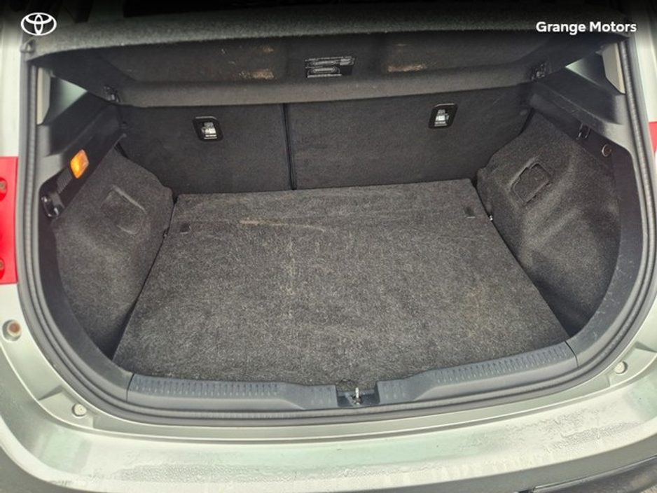 2014 Toyota Auris - image 6