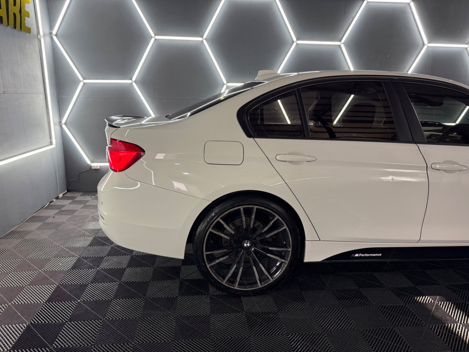 2016 BMW 3 Series - image 7