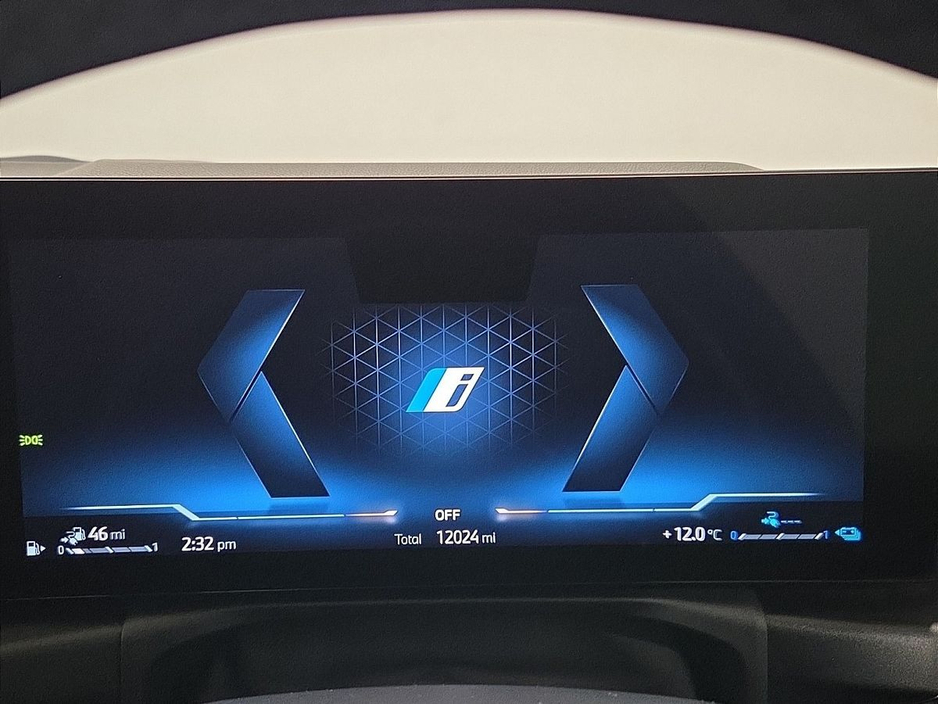 2024 BMW 3 Series - image 9