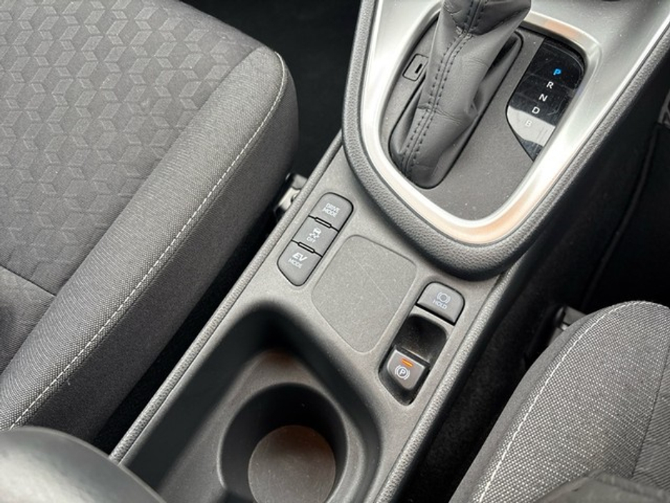 2023 Toyota Yaris 1.5 HYBRID LUNA 4DR AUTO €22,950