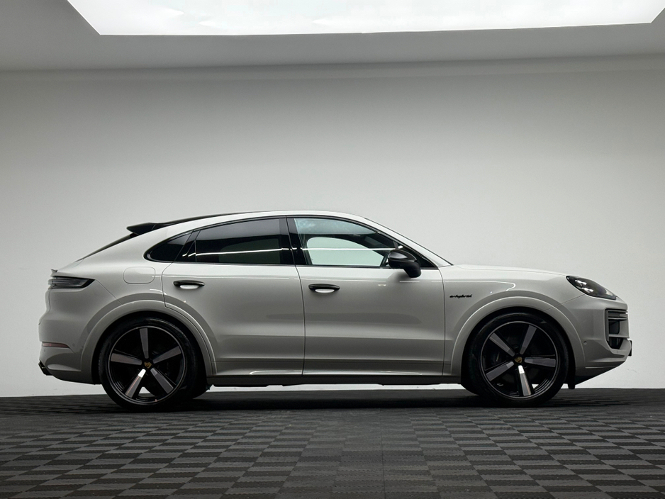 2024 Porsche Cayenne - image 8