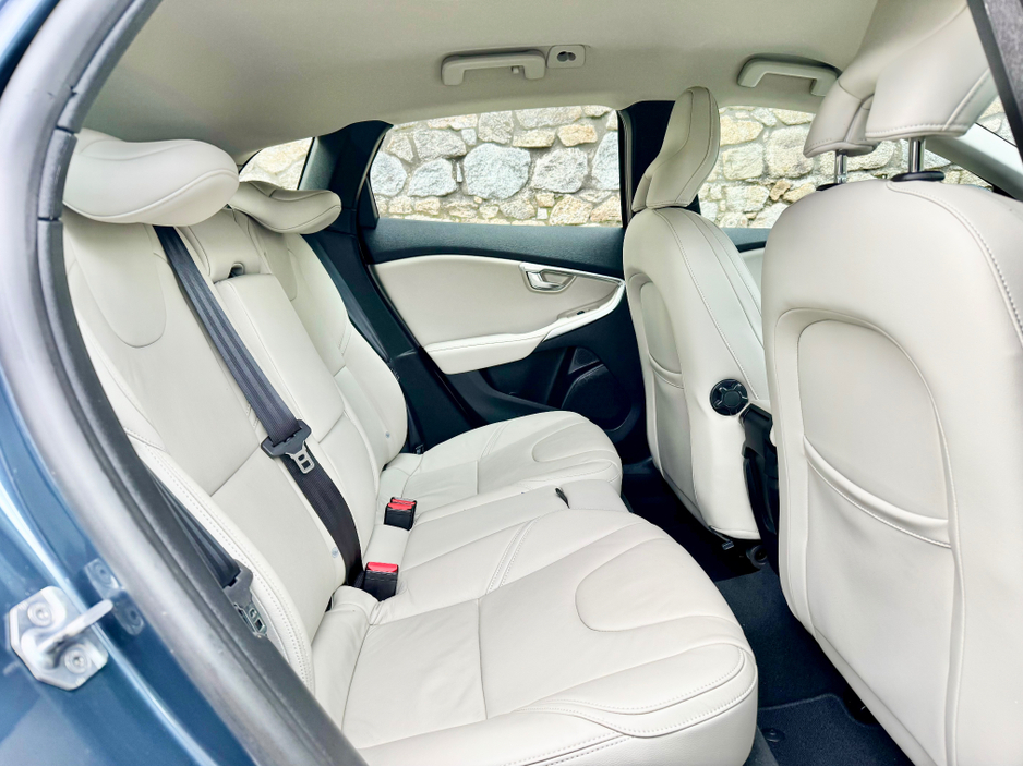 2017 Volvo V40 - image 19