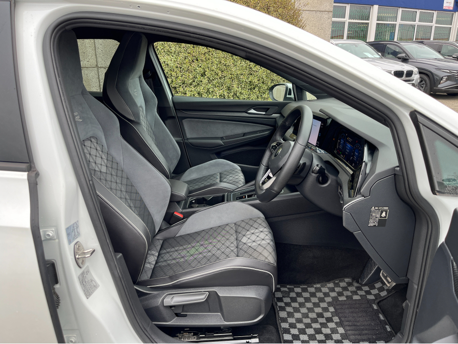 2022 Volkswagen Golf - image 10