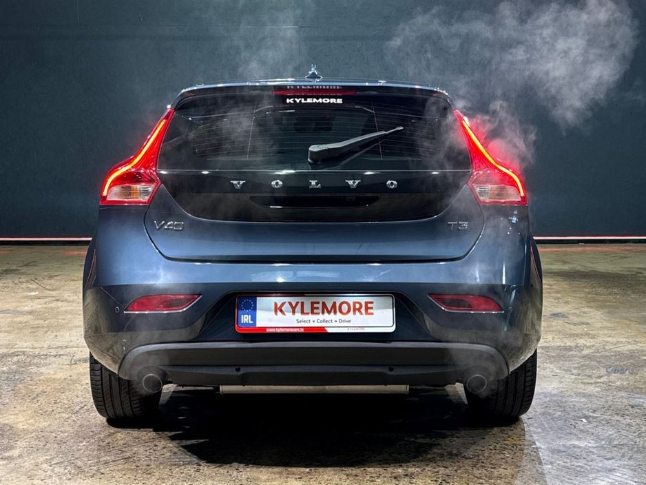 2018 Volvo V40 - image 4