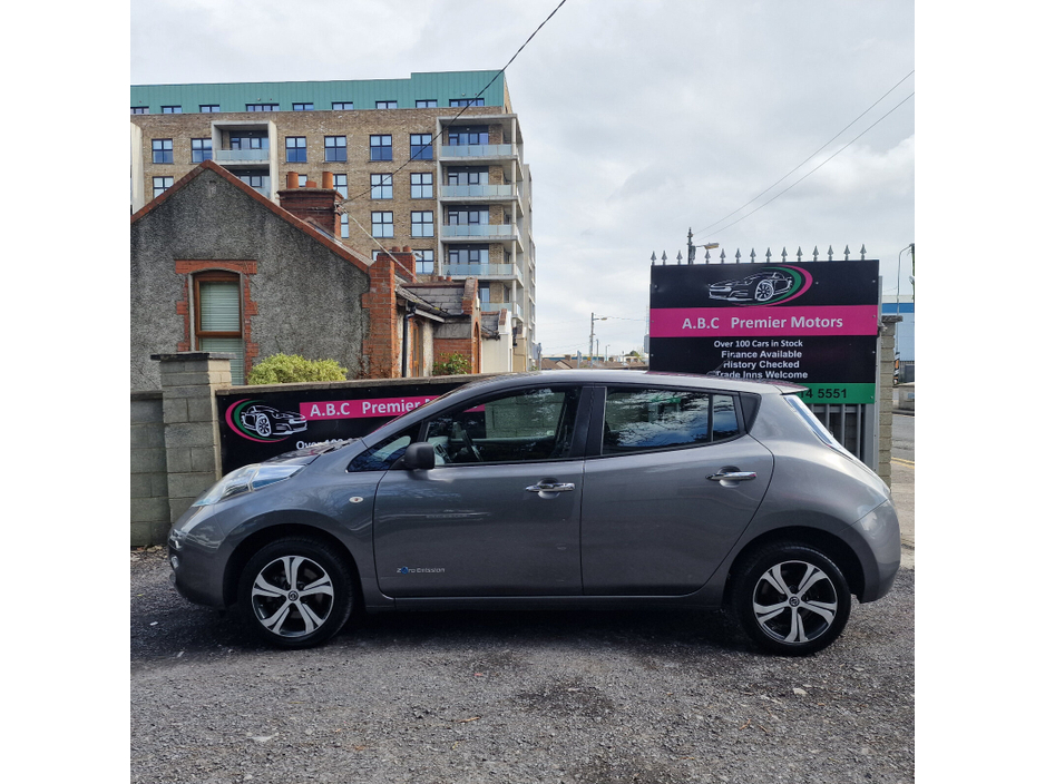 2015 Nissan Leaf - image 5