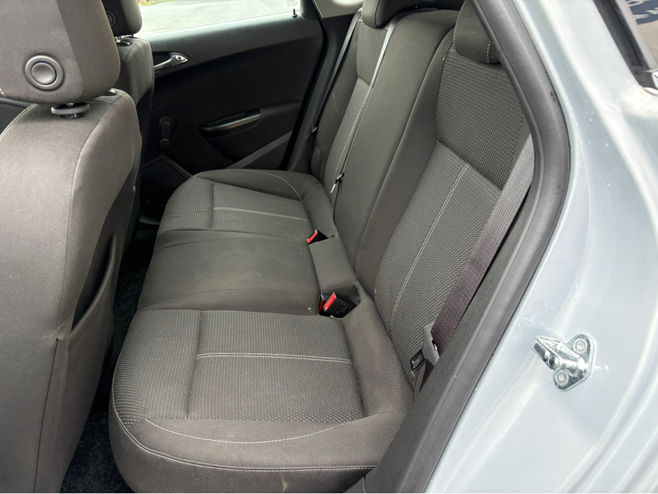 2013 Opel Astra - image 10