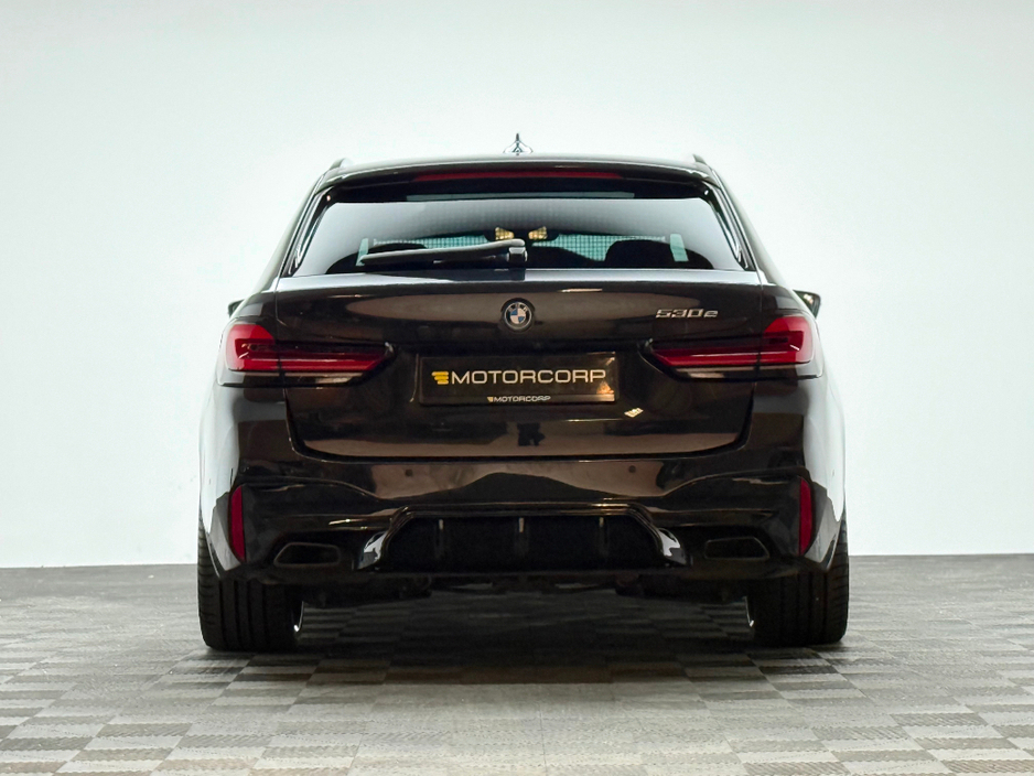 2023 BMW 5 Series - image 6